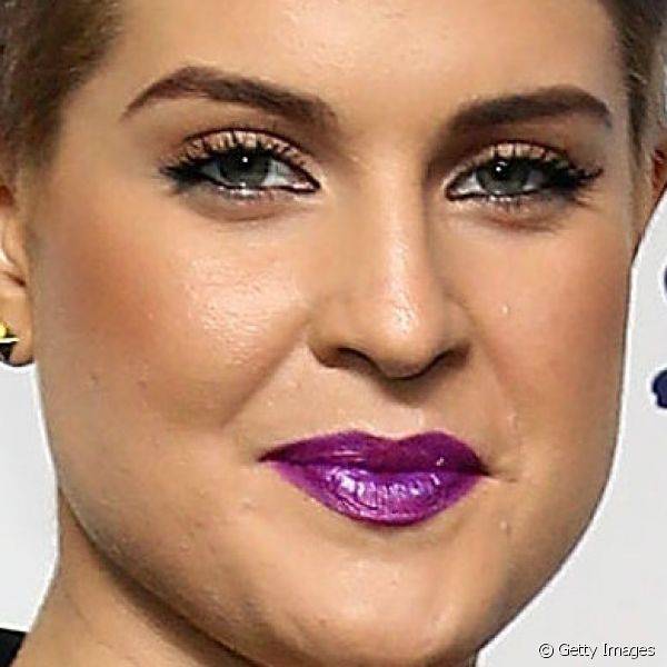 Kelly apostou em um exuberante batom violeta met?lico para evento da NBC, em maio de 2014